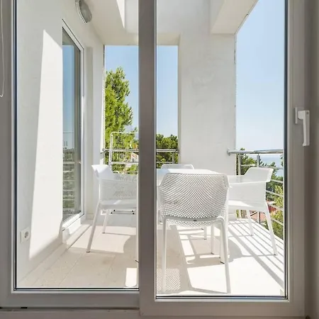 Sea View Duplex - New Construction 브렐라